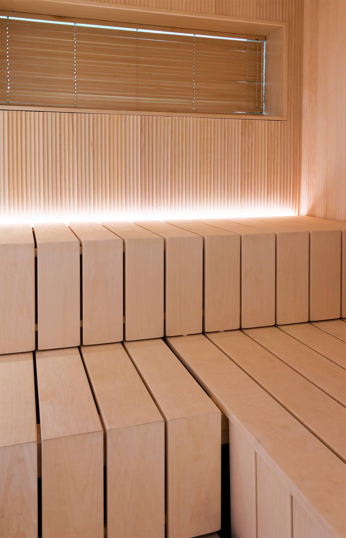 Osvětlení sauny: led pásek v sauně za lavicí, svítící zdola nahoru. Ledstore.fi
